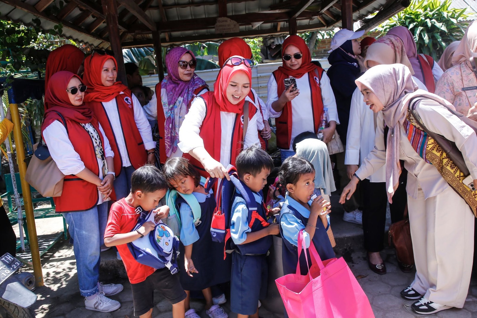 Organisasi Perempuan Lombok Tengah Hadir Bantu Korban Kebakaran Sade