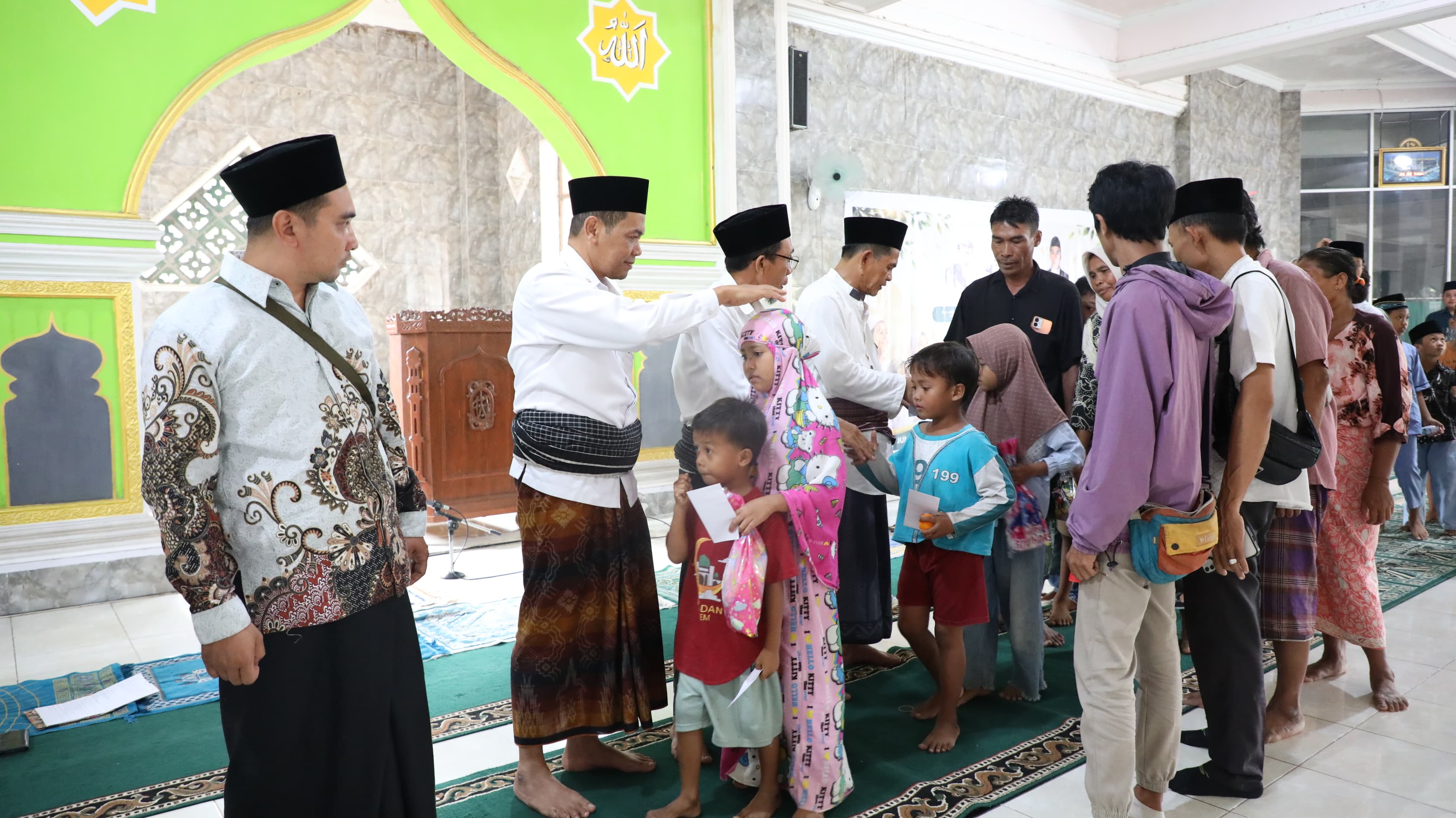 Rahman Rahim Day Dekatkan Kepedulian hingga Tingkat Kecamatan, Anak Yatim di Pujut Terima Santunan