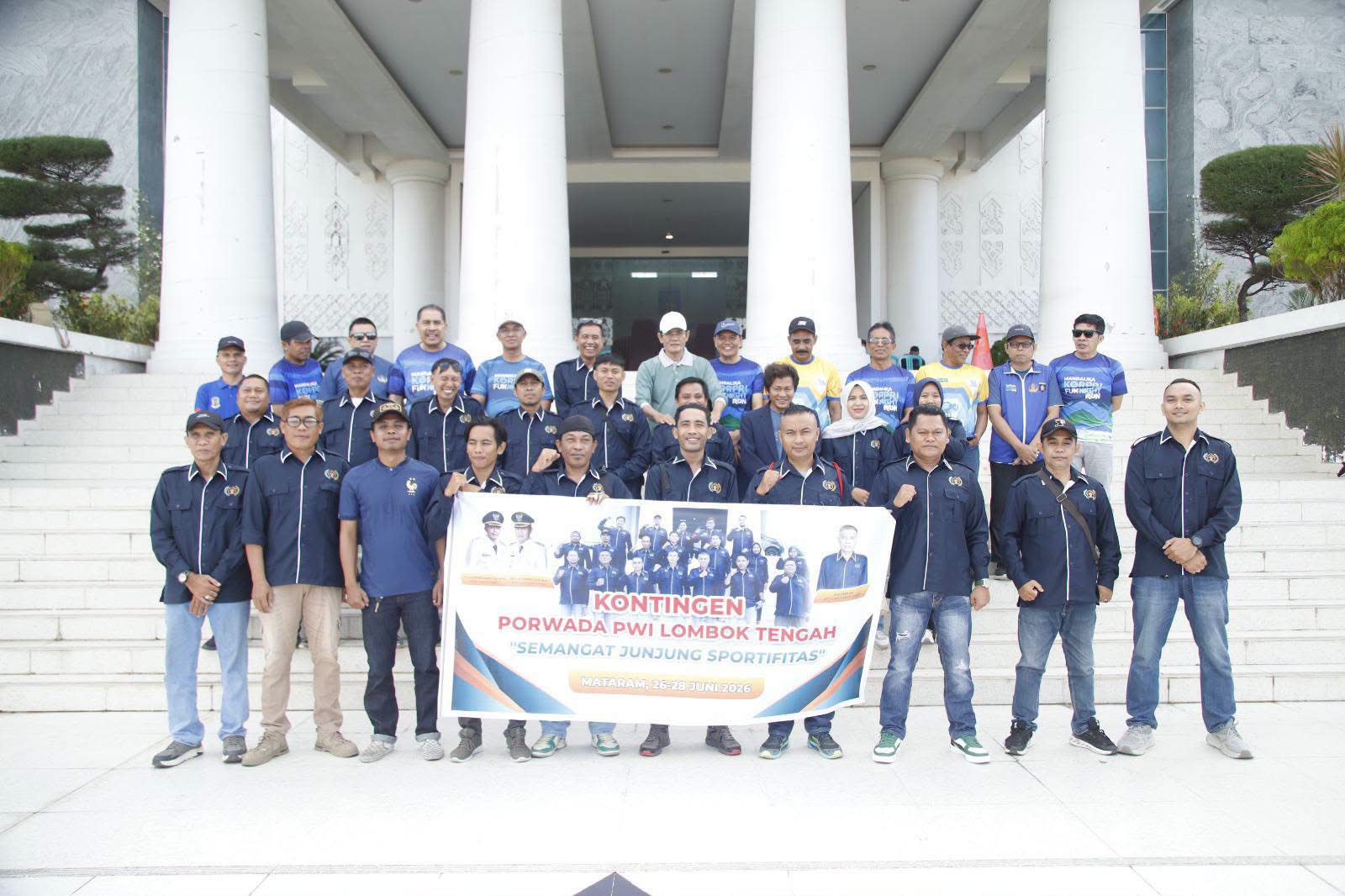 Wabup Lepas Kontingen Wartawan Lombok Tengah ke Porwada PWI NTB 2026