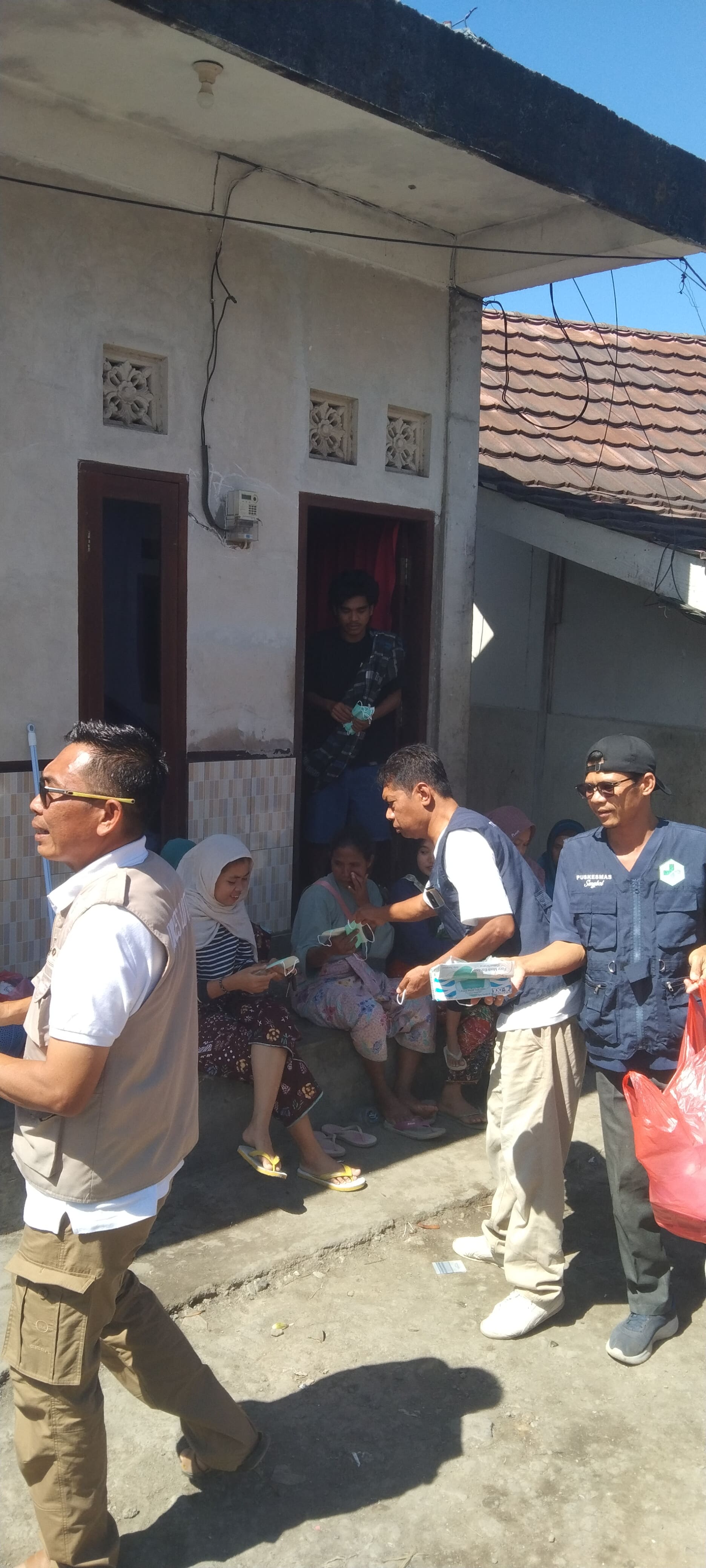 Dinkes Lombok Tengah Bagikan 1.000 Masker untuk Warga dan Petugas Pascakebakaran Kampung Adat Sade