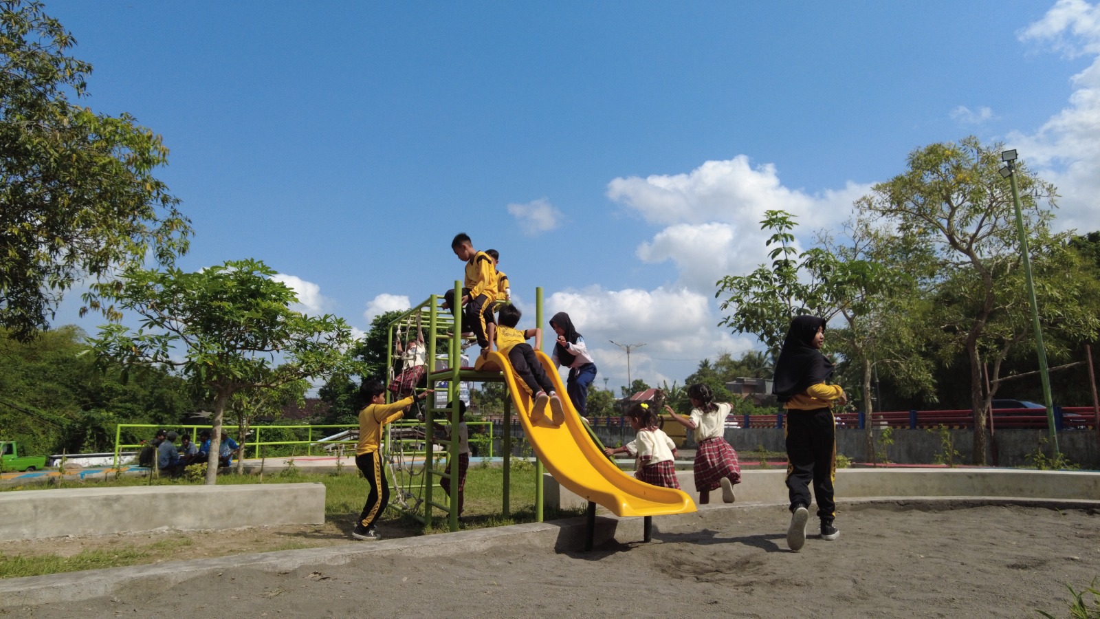 BUPATI LOMBOK TENGAH RESMIKAN PLAZA SIMPANG 3 DARA, TAMAN BAWAQ MUDAH, DAN RTPRA BIAO