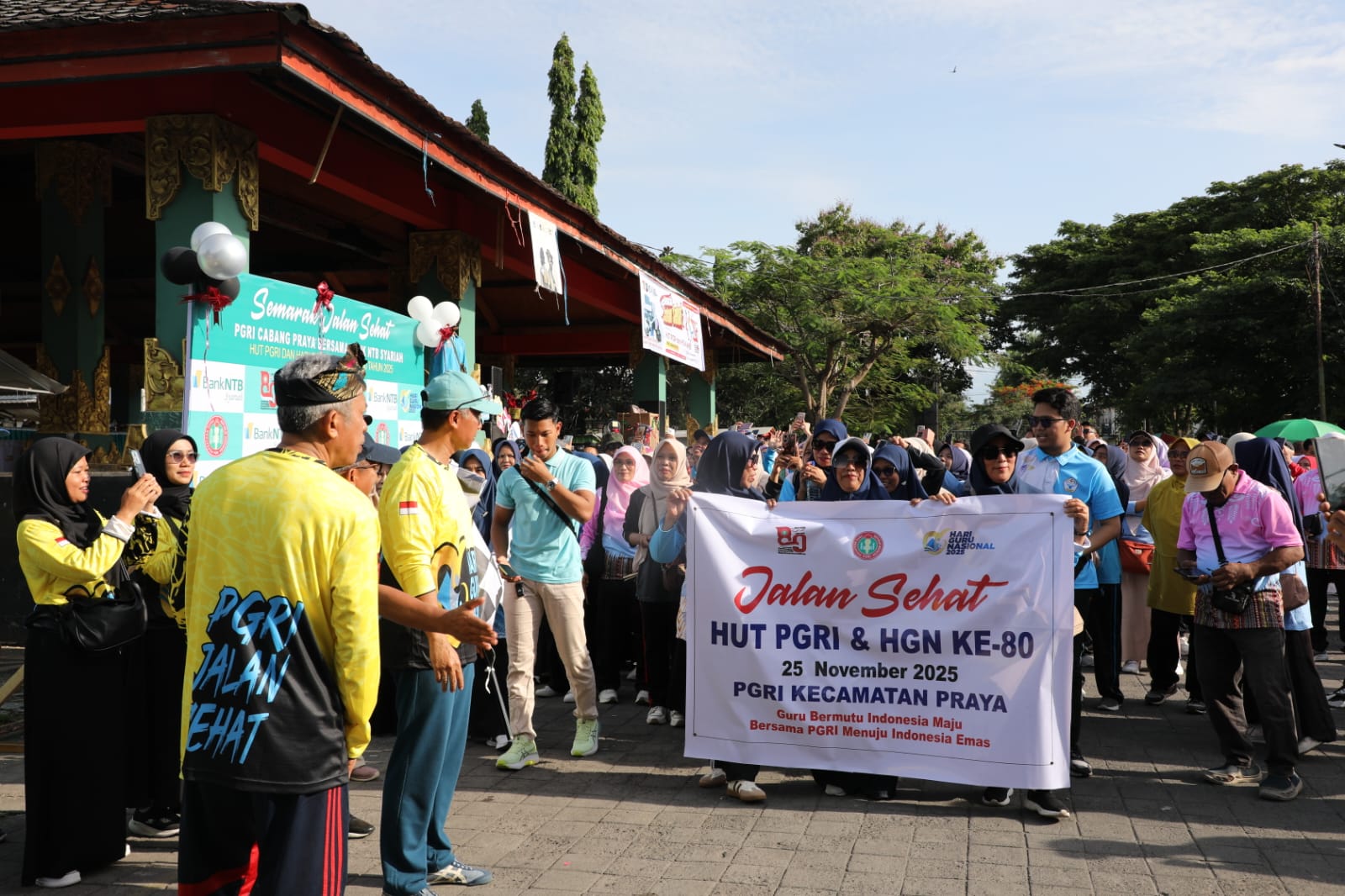 Jalan Sehat Semarak HUT PGRI dan Hari Guru Nasional ke-80 Warnai Alun-Alun Tastura